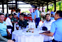 Wadan Kodaeral VIII Laksma TNI Tony Herdijanto, S.E., M.Sc. saat menghadiri kegiatan pembersihan Pasar Bersihati Manado. (Dok. Istimewa)
‎
