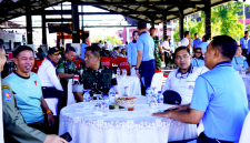 Wadan Kodaeral VIII Laksma TNI Tony Herdijanto, S.E., M.Sc. saat menghadiri kegiatan pembersihan Pasar Bersihati Manado. (Dok. Istimewa)
