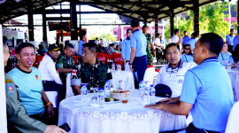 Wadan Kodaeral VIII Laksma TNI Tony Herdijanto, S.E., M.Sc. saat menghadiri kegiatan pembersihan Pasar Bersihati Manado. (Dok. Istimewa)
‎