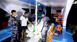 Petugas TNI AL Gorontalo, saat mengamankan Barang Bukti. (Dok. Istimewa)
