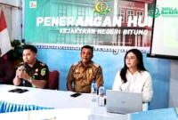 Kepala Subseksi II Bidang Intelijen, Julio Yosua Wangkil, S.H., saat memberikan penyuluhan hukum pada warga lembeh Utara. (ft. Istimewa)