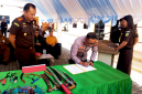 Wakapolres Bitung, Kompol Bartholomeus Junov Dambea, S.H., saat melakukan penandatanganan berita acara. (ft. talia)