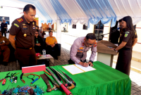 Wakapolres Bitung, Kompol Bartholomeus Junov Dambe, S.H., saat melakukan penandatanganan berita acara. (ft. talia)