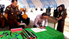 Wakapolres Bitung, Kompol Bartholomeus Junov Dambea, S.H., saat melakukan penandatanganan berita acara. (ft. talia)
