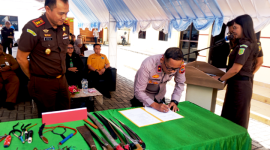 Wakapolres Bitung, Kompol Bartholomeus Junov Dambe, S.H., saat melakukan penandatanganan berita acara. (ft. talia)