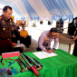 Wakapolres Bitung, Kompol Bartholomeus Junov Dambe, S.H., saat melakukan penandatanganan berita acara. (ft. talia)