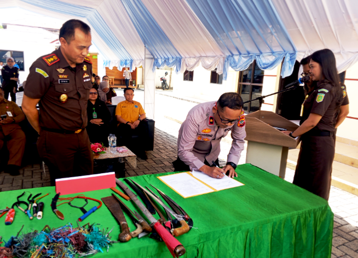 Wakapolres Bitung, Kompol Bartholomeus Junov Dambe, S.H., saat melakukan penandatanganan berita acara. (ft. talia)