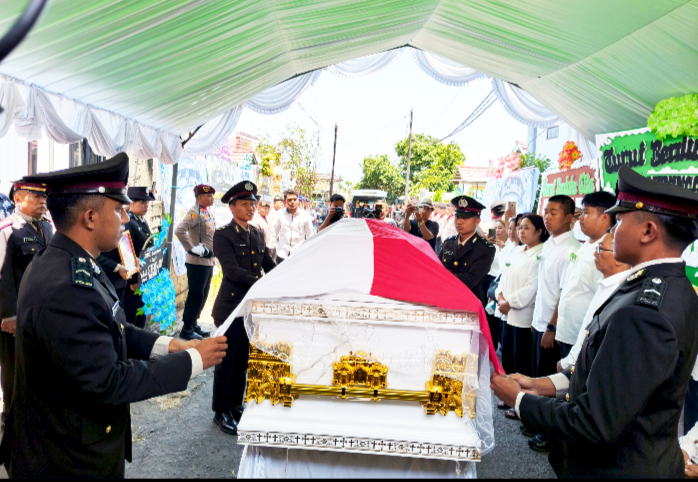 Almarhum Kombes Pol. Steidy Raranta, S.I.K., NRP 72090595, saat akan di berangkatkan. (Dok. Istimewa)
‎