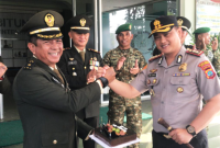 ‎Kasdim 1310/Bitung Mayor Cpm Samsuri Usman, Saat Menyambut Kapolres Bitung, AKBP Arie Sulistyo Nugroho, S.I.K., M.H., Beserta Jajaran. (Ft. Dok. Istimewa)