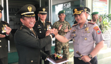 Kasdim 1310/Bitung Mayor Cpm Samsuri Usman, Saat Menyambut Kapolres Bitung, AKBP Arie Sulistyo Nugroho, S.I.K., M.H., Beserta Jajaran. (Ft. Dok. Istimewa)