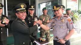 ‎Kasdim 1310/Bitung Mayor Cpm Samsuri Usman, Saat Menyambut Kapolres Bitung, AKBP Arie Sulistyo Nugroho, S.I.K., M.H., Beserta Jajaran. (Ft. Dok. Istimewa)