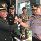 ‎Kasdim 1310/Bitung Mayor Cpm Samsuri Usman, Saat Menyambut Kapolres Bitung, AKBP Arie Sulistyo Nugroho, S.I.K., M.H., Beserta Jajaran. (Ft. Dok. Istimewa)