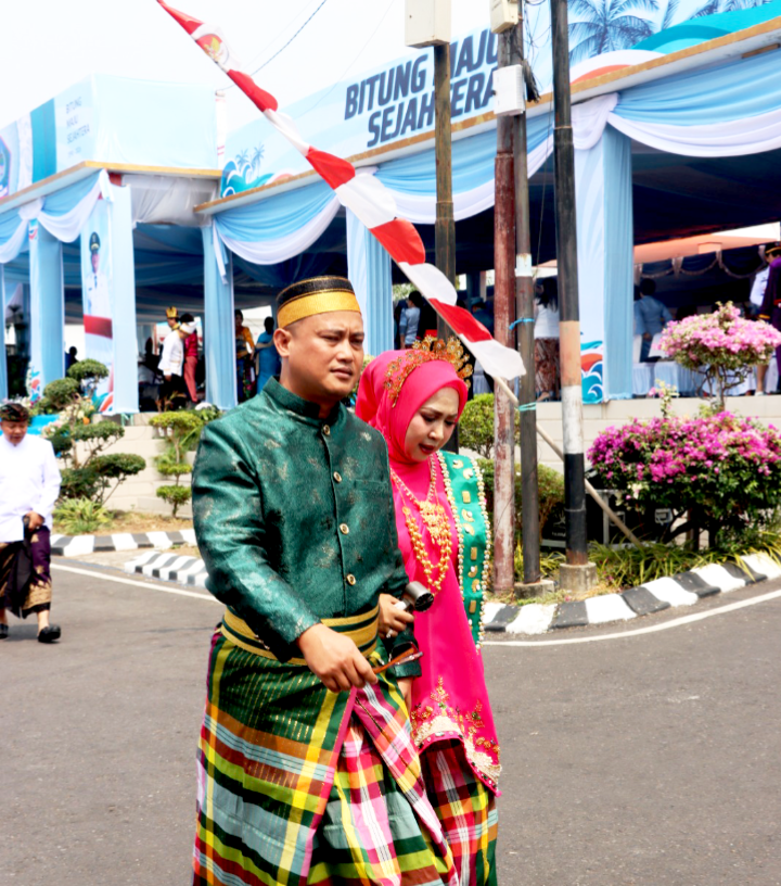 Kapolres Bitung AKBP Arie Sulistyo Nugroho, S.I.K., M.H., bersama Ketua Bhayangkari Cabang Bitung Ny. Hikma Arie Sulistyo Usai menghadiri kegiatan memperingati Hari Ulang Tahun (HUT) ke-36 Kota Bitung. (ft. humas polres bitung)