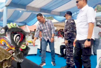 Kapolres Bitung AKBP Arie Sulistyo Nugroho, S.H., M.H., Bersama Dansatrol Kodaeral VIII, Kolonel Laut (P) Marvill Marfel Frits E.D., S.E., M.Tr.Hanla. CRMP., dan Kajari Bitung, Erwin Widihantono, S.H., M.H., Saat berada di atas panggung Utama. (ft. humas polres bitung)