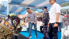 Kapolres Bitung AKBP Arie Sulistyo Nugroho, S.H., M.H., Bersama Dansatrol Kodaeral VIII, Kolonel Laut (P) Marvill Marfel Frits E.D., S.E., M.Tr.Hanla. CRMP., dan Kajari Bitung, Erwin Widihantono, S.H., M.H., Saat berada di atas panggung Utama. (ft. humas polres bitung)