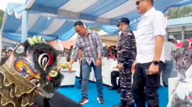 Kapolres Bitung AKBP Arie Sulistyo Nugroho, S.H., M.H., Bersama Dansatrol Kodaeral VIII, Kolonel Laut (P) Marvill Marfel Frits E.D., S.E., M.Tr.Hanla. CRMP., dan Kajari Bitung, Erwin Widihantono, S.H., M.H., Saat berada di atas panggung Utama. (ft. humas polres bitung)
