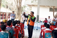 koordinator Umum (National), LDMT Clov, Dad, Mom, and Teacher, Yofri George, saat memberikan pemaparan kepada para siswa/siswi SMKN-2 Biting. (ft. talia)
