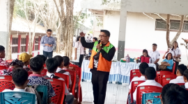 koordinator Umum (National), LDMT Clov, Dad, Mom, and Teacher, Yofri George, saat memberikan pemaparan kepada para siswa/siswi SMKN-2 Biting. (ft. talia)