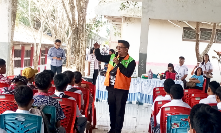 koordinator Umum (National), LDMT Clov, Dad, Mom, and Teacher, Yofri George, saat memberikan pemaparan kepada para siswa/siswi SMKN-2 Biting. (ft. talia)