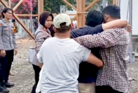 Kapolsek Matuari. AKP Feriantina Dwi Arahmayani, S.Tr.K., M.H., bersama jajaran Polres Bitung, Berhasil mengamankan Pria Pemanjat Tower. (ft. Humas Polres Bitung)