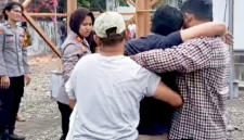Kapolsek Matuari. AKP Feriantina Dwi Arahmayani, S.Tr.K., M.H., bersama jajaran Polres Bitung, Berhasil mengamankan Pria Pemanjat Tower. (ft. Humas Polres Bitung)
