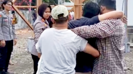 Kapolsek Matuari. AKP Feriantina Dwi Arahmayani, S.Tr.K., M.H., bersama jajaran Polres Bitung, Berhasil mengamankan Pria Pemanjat Tower. (ft. Humas Polres Bitung)