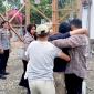 Kapolsek Matuari. AKP Feriantina Dwi Arahmayani, S.Tr.K., M.H., bersama jajaran Polres Bitung, Berhasil mengamankan Pria Pemanjat Tower. (ft. Humas Polres Bitung)