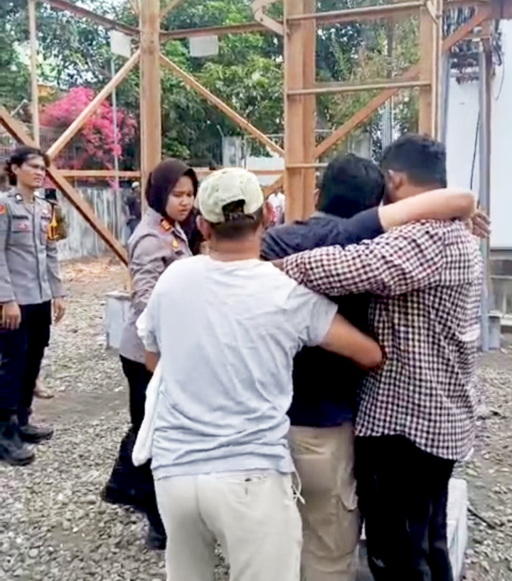 Kapolsek Matuari. AKP Feriantina Dwi Arahmayani, S.Tr.K., M.H., bersama jajaran Polres Bitung, Berhasil mengamankan Pria Pemanjat Tower. (ft. Humas Polres Bitung)