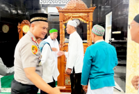 Kapolres Bitung AKBP Arie Sulistyo Nugroho, S.I.K., M.H., saat melakukan Jumat Keliling di Masjid As-Salam Pinokalan. (ft. humas polres bitung)

