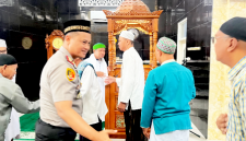 Kapolres Bitung AKBP Arie Sulistyo Nugroho, S.I.K., M.H., saat melakukan Jumat Keliling di Masjid As-Salam Pinokalan. (ft. humas polres bitung)
