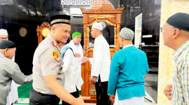 Kapolres Bitung AKBP Arie Sulistyo Nugroho, S.I.K., M.H., saat melakukan Jumat Keliling di Masjid As-Salam Pinokalan. (ft. humas polres bitung)
‎