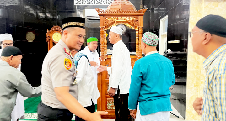 Kapolres Bitung AKBP Arie Sulistyo Nugroho, S.I.K., M.H., saat melakukan Jumat Keliling di Masjid As-Salam Pinokalan. (ft. humas polres bitung)
‎