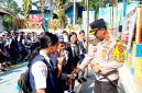 Kapolres Bitung, AKBP Arie Sulistyo Nugroho, S.I.K., S.H., M.H., saat berada di SMPN-2 Bitung, bersama para siswa. (ft. humas polres bitung)