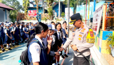 Kapolres Bitung, AKBP Arie Sulistyo Nugroho, S.I.K., S.H., M.H., saat berada di SMPN-2 Bitung, bersama para siswa. (ft. humas polres bitung)