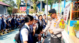 Kapolres Bitung, AKBP Arie Sulistyo Nugroho, S.I.K., S.H., M.H., saat berada di SMPN-2 Bitung, bersama para siswa. (ft. humas polres bitung)