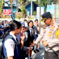 Kapolres Bitung, AKBP Arie Sulistyo Nugroho, S.I.K., S.H., M.H., saat berada di SMPN-2 Bitung, bersama para siswa. (ft. humas polres bitung)