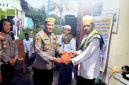 Kapolres Bitung AKBP Arie Sulistyo Nugroho, S.I.K., M.H., di dampingi Kabag Ren AKP NYOTO.,S.Sos, dan Kapolsek Maesa AKP TUEGEH DARUS.,S.Sos, saat memberikan Bantuan Al Qur'an yang diterima langsung Imam Mesjid Al Muttaqien Girian. (ft. humas polres bitung)