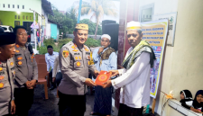 Kapolres Bitung AKBP Arie Sulistyo Nugroho, S.I.K., M.H., di dampingi Kabag Ren AKP NYOTO.,S.Sos, dan Kapolsek Maesa AKP TUEGEH DARUS.,S.Sos, saat memberikan Bantuan Al Qur'an yang diterima langsung Imam Mesjid Al Muttaqien Girian. (ft. humas polres bitung)