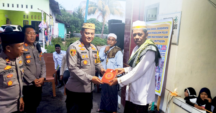 Kapolres Bitung AKBP Arie Sulistyo Nugroho, S.I.K., M.H., di dampingi Kabag Ren AKP NYOTO.,S.Sos, dan Kapolsek Maesa AKP TUEGEH DARUS.,S.Sos, saat memberikan Bantuan Al Qur'an yang diterima langsung Imam Mesjid Al Muttaqien Girian. (ft. humas polres bitung)