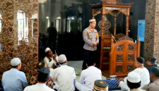 Kapolres Bitung AKBP Arie Sulistyo Nugroho, S.I.K., M.H., Saat memberika. penyampaian pesan-lesan Kamtibmas di mesjid At-Taubah. (ft. humas polres bitung)

