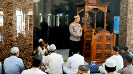 Kapolres Bitung AKBP Arie Sulistyo Nugroho, S.I.K., M.H., Saat memberika. penyampaian pesan-lesan Kamtibmas di mesjid At-Taubah. (ft. humas polres bitung)
‎